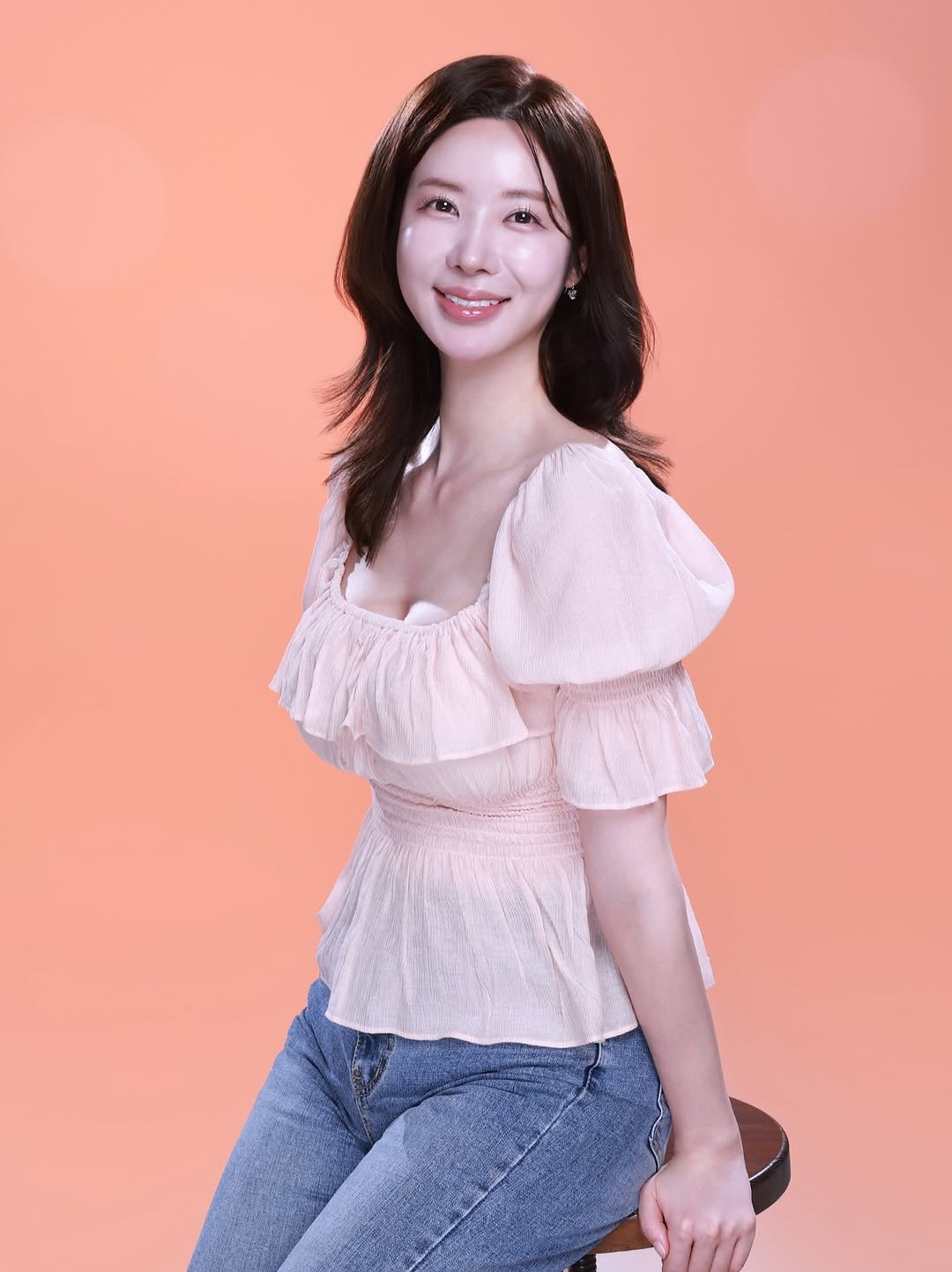 Photo shared by 윤나라 쇼호스트💖 on August 26, 2025 tagging @evans_studio. May be an image of 1 person, hair, makeup, top and text.