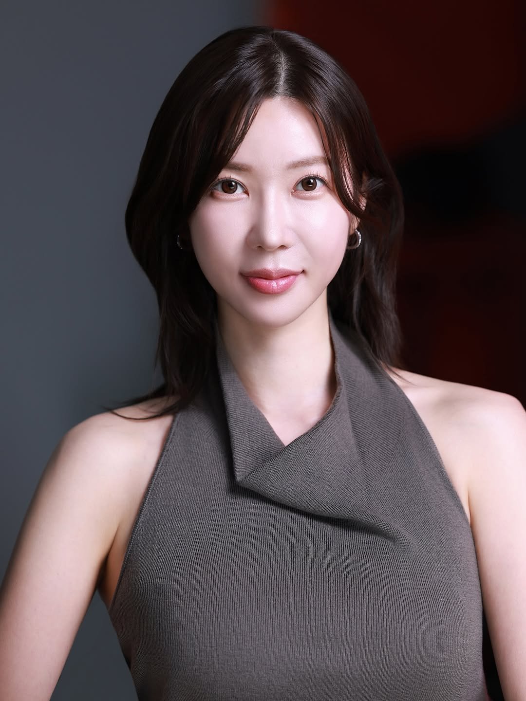 Photo by 윤나라 쇼호스트💖 in 에반스스튜디오photostudio. May be an image of one or more people, makeup, hair and text.