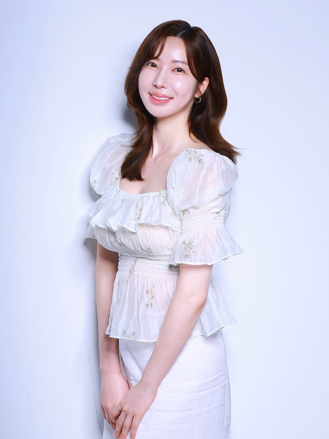 Photo by 윤나라 쇼호스트💖 in 에반스스튜디오photostudio with @evans_studio. May be an image of 1 person, hair, overskirt, top, dress and text.