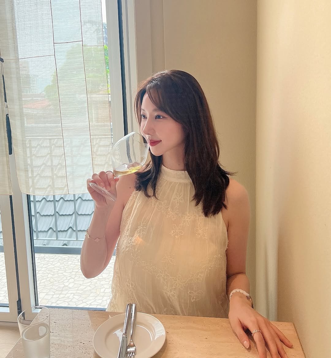 Photo by 윤나라 쇼호스트💖 on June 23, 2025. May be an image of 1 person, hair and text.