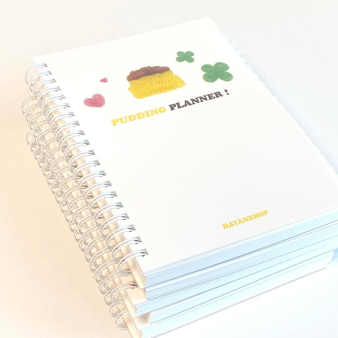 Photo by 하얀잡화점 on August 24, 2025. May be an image of diary, book, binder, clipboard, calendar and text that says '7 77 77 77 P ه PUDDING PLANNER! PLANNER F FT 7 I HAYANSHOP HAYANSHOP'.