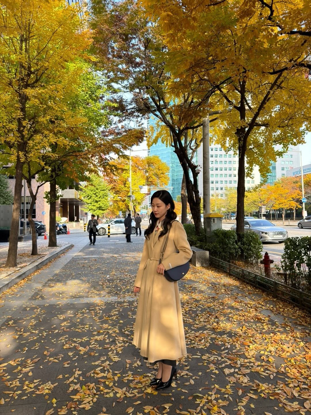 Photo by 하윤경 on March 08, 2026. May be an image of overcoat, duffle coat and text.