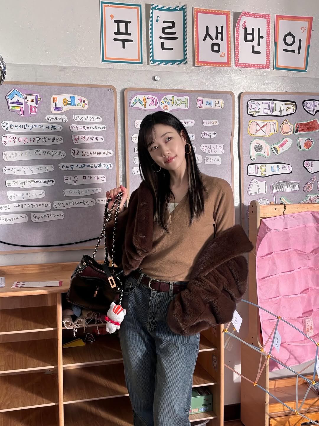 Photo by 하윤경 on March 08, 2026. May be an image of duffle coat, parka, turtleneck and text.