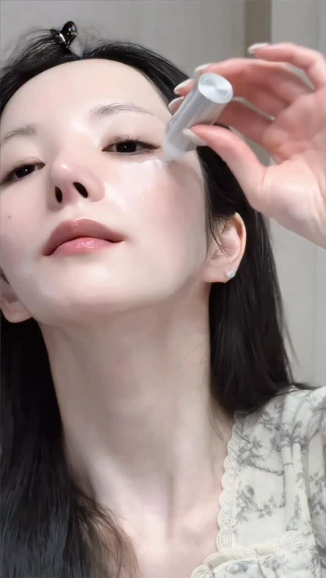 hayoonson_ 게시물 이미지: 제형감을 보여드리고 싶어서 찍다가 엎어버린 ....ㅋㅋㅋㅋㅋ😆
⠀ 
요 제형은...