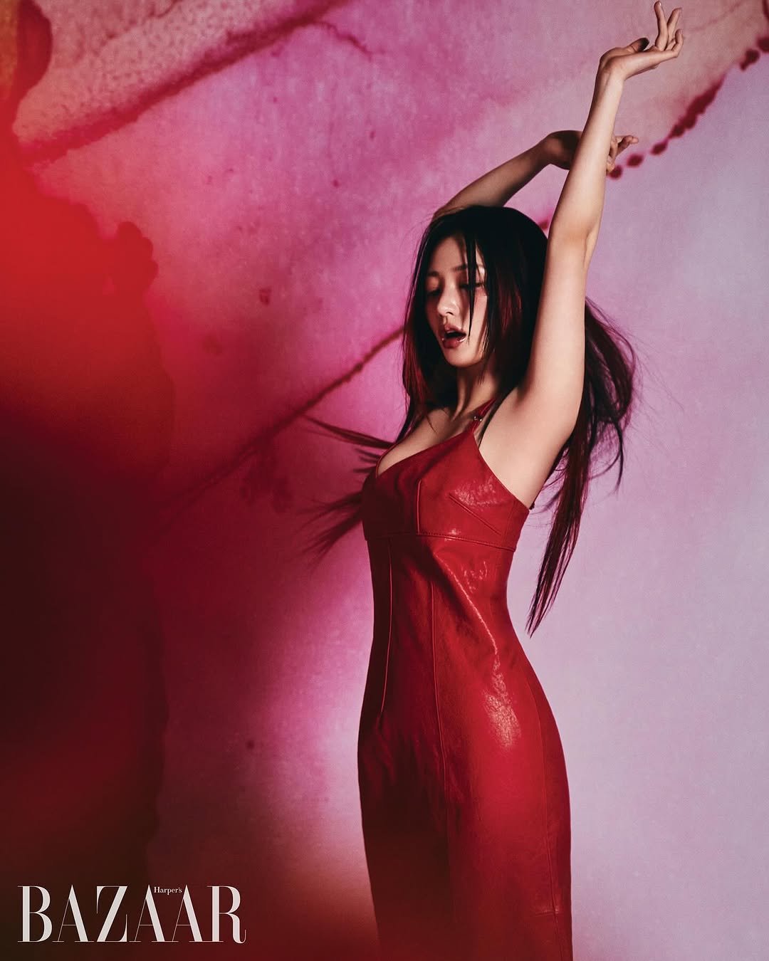 Photo shared by 송하윤 on March 20, 2024 tagging @janghajun10, @chakyungpark, @studioioo, @harpersbazaarkorea, and @hong.eun_young.