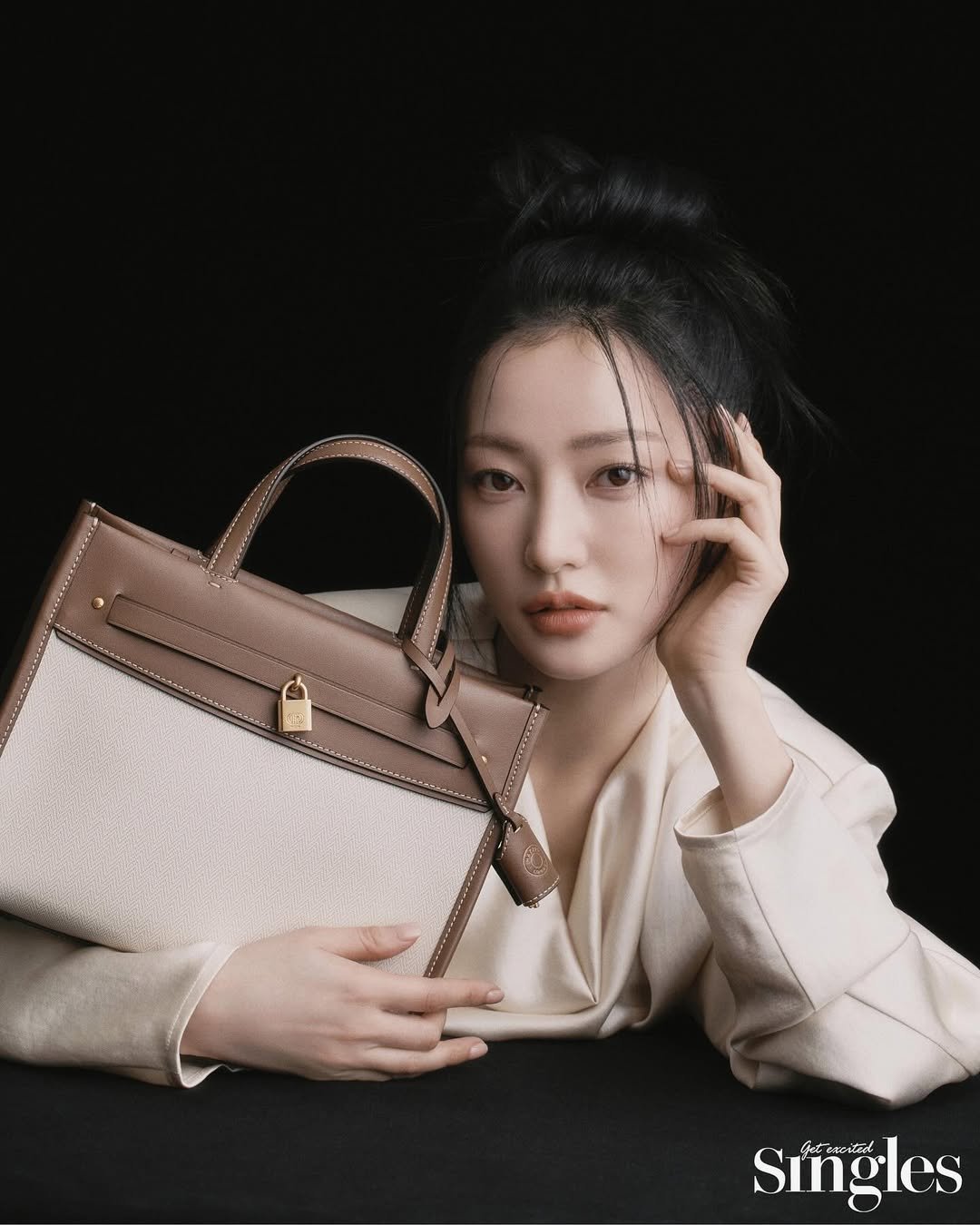 Photo shared by 송하윤 on February 21, 2024 tagging @singlesmagazine, @hazzysaccessories, and @hazzys_official.