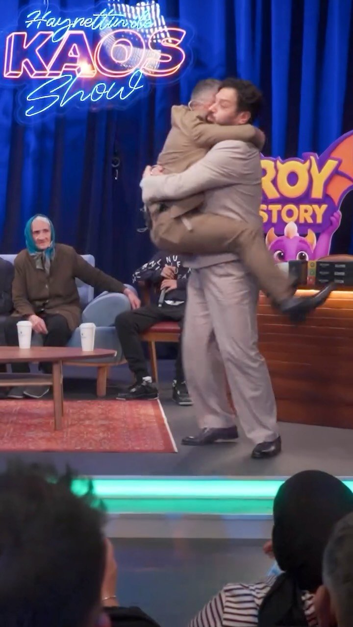 hayrettin 게시물 이미지: Kaos yeni bölüm yayında 😊 

#hayrettin #kaos #kaosshow