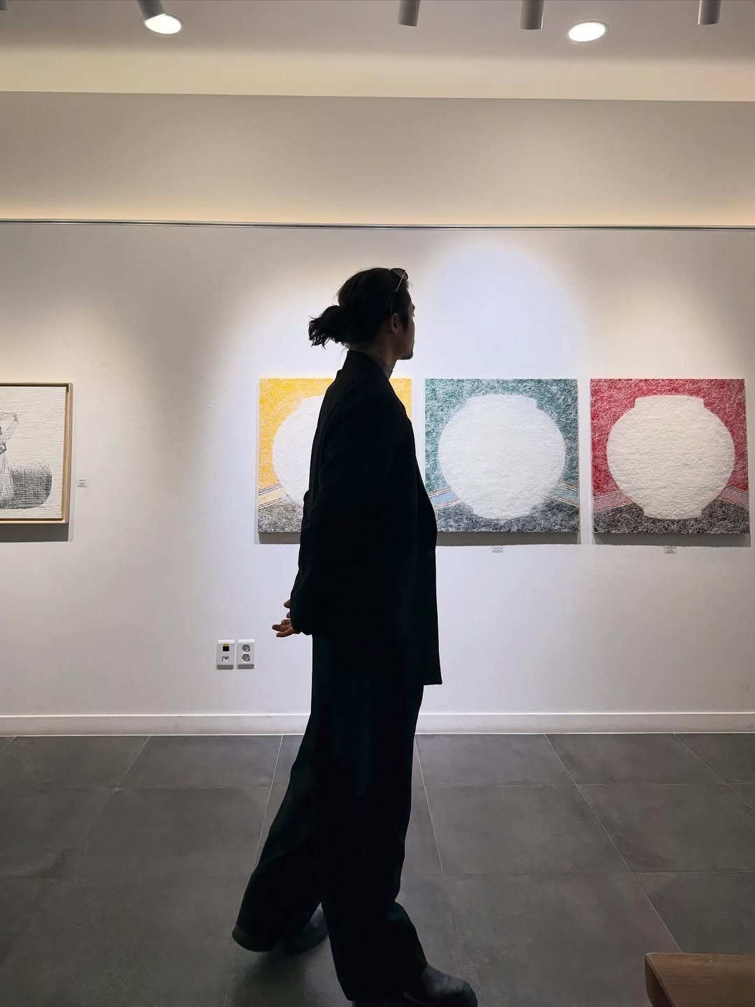 Photo by 이하율 on February 28, 2026. May be art of standing, overcoat and text.