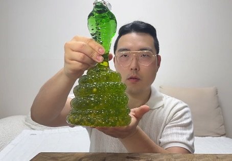 hazzang2753 게시물 이미지: 손님 오면 대접하려고
집에서 뱀료수 담궈놨는데

숙성 잘 시켜놨다가
10만번 째...