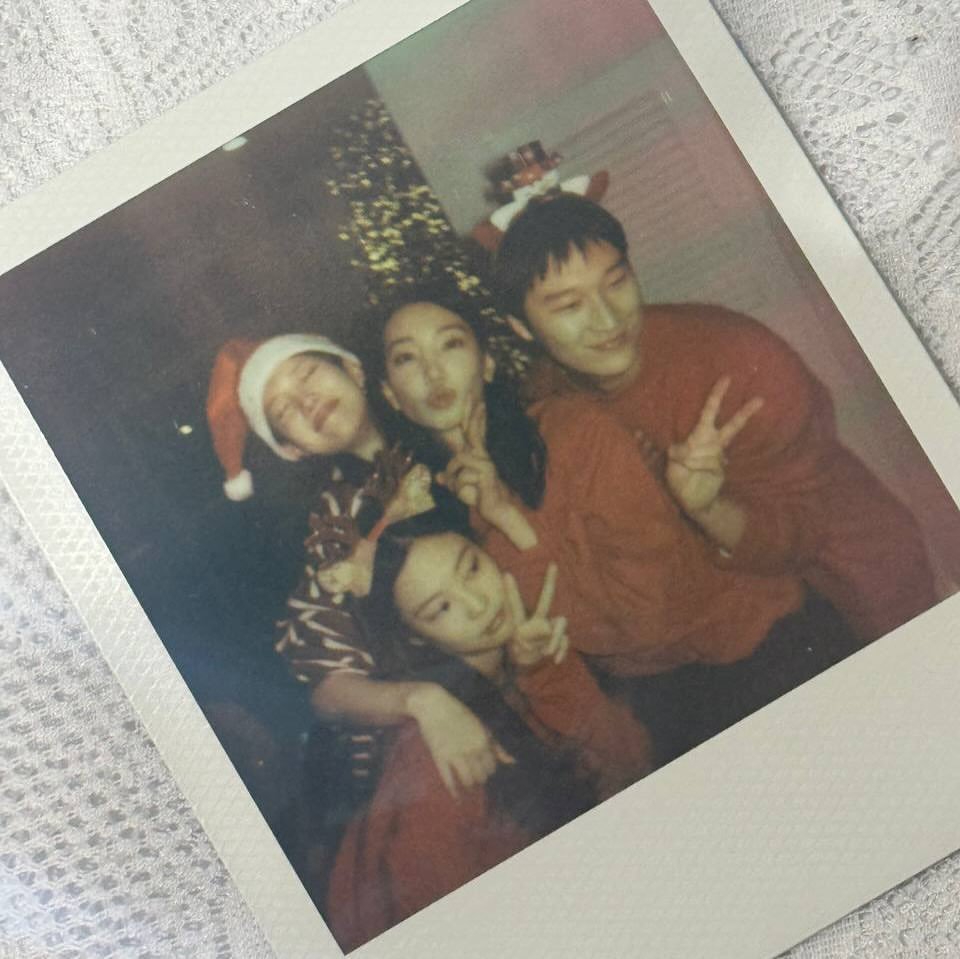 Photo shared by 양혜지 on December 25, 2024 tagging @holly608, @twozoobrother, and @jennierubyjane.