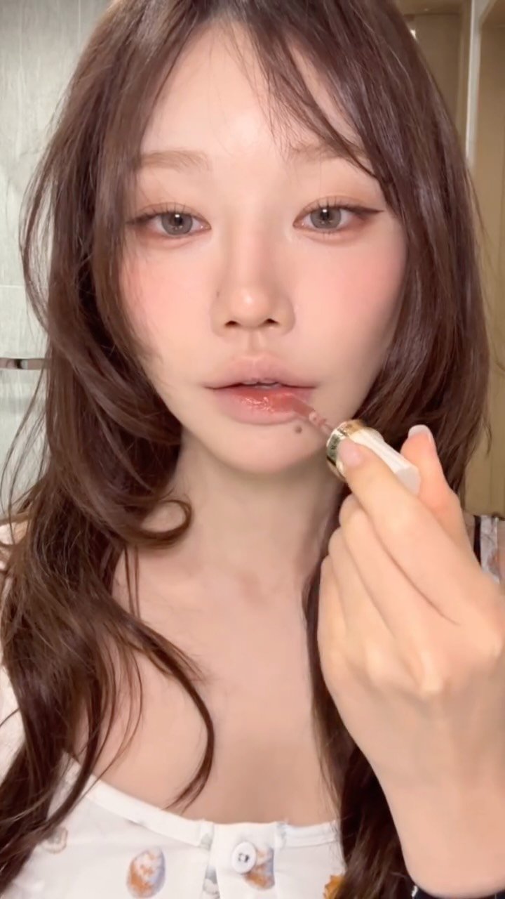 he1.da 게시물 이미지: 모두 얼른 이 시럽광을 누.리.세.요🍯🐝✨💡🪩
시간이 지날수록 쭈글거리던 입술 쫙...