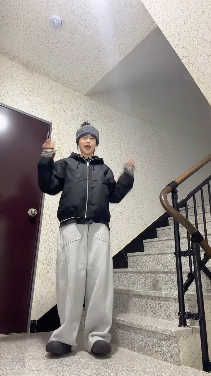 hea_dli 게시물 이미지: 바지 가랑이 잡으면 힙해 보인다고 생각하는 사람 1