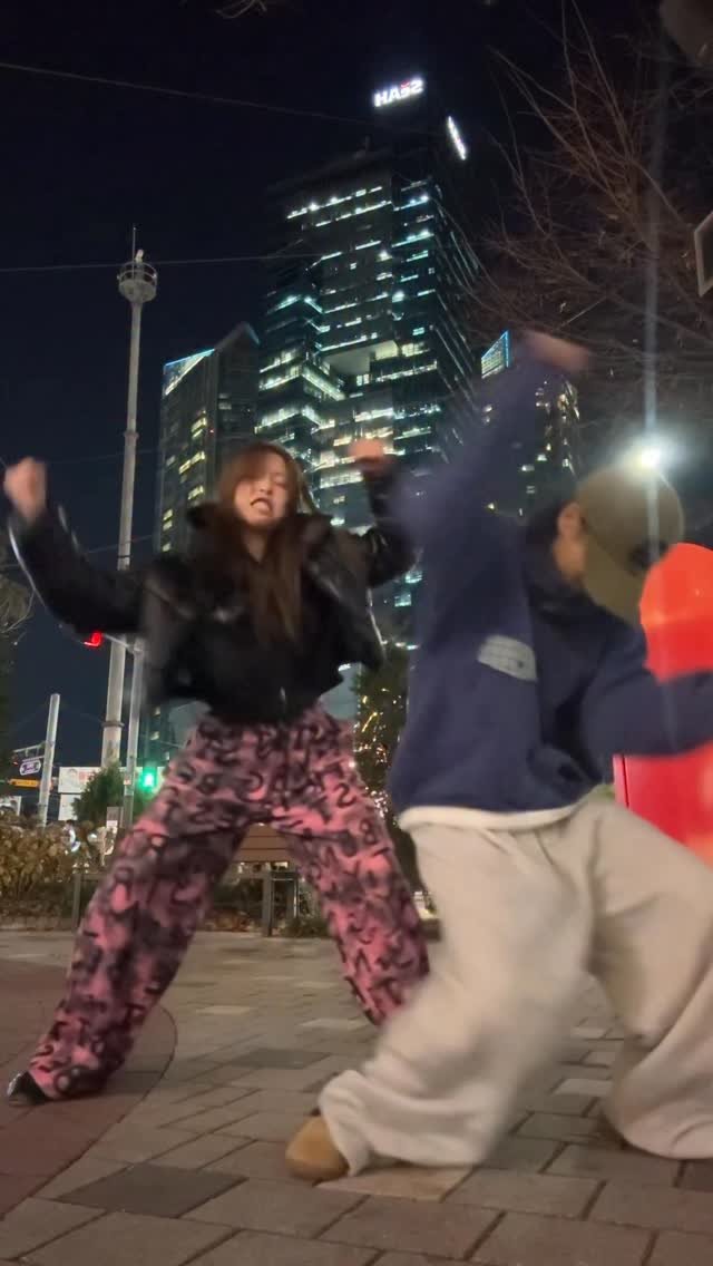 hea_dli 게시물 이미지: break yo legs😭