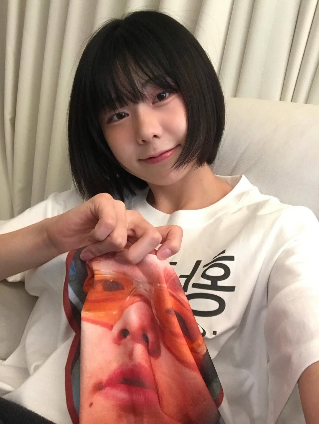 Photo by 고로켓 on December 02, 2025. May be a selfie of one or more people, bangs and text that says '宮'.