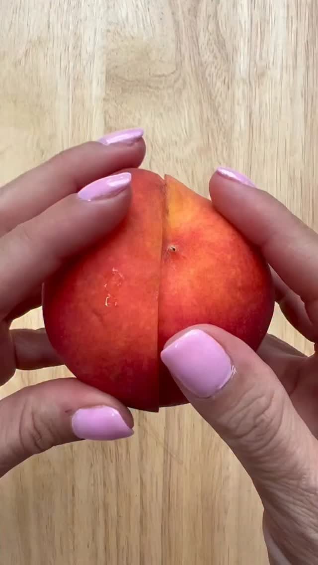 healthyfitnessmeals 게시물 이미지: This blueberry and peach crisp with a serving...