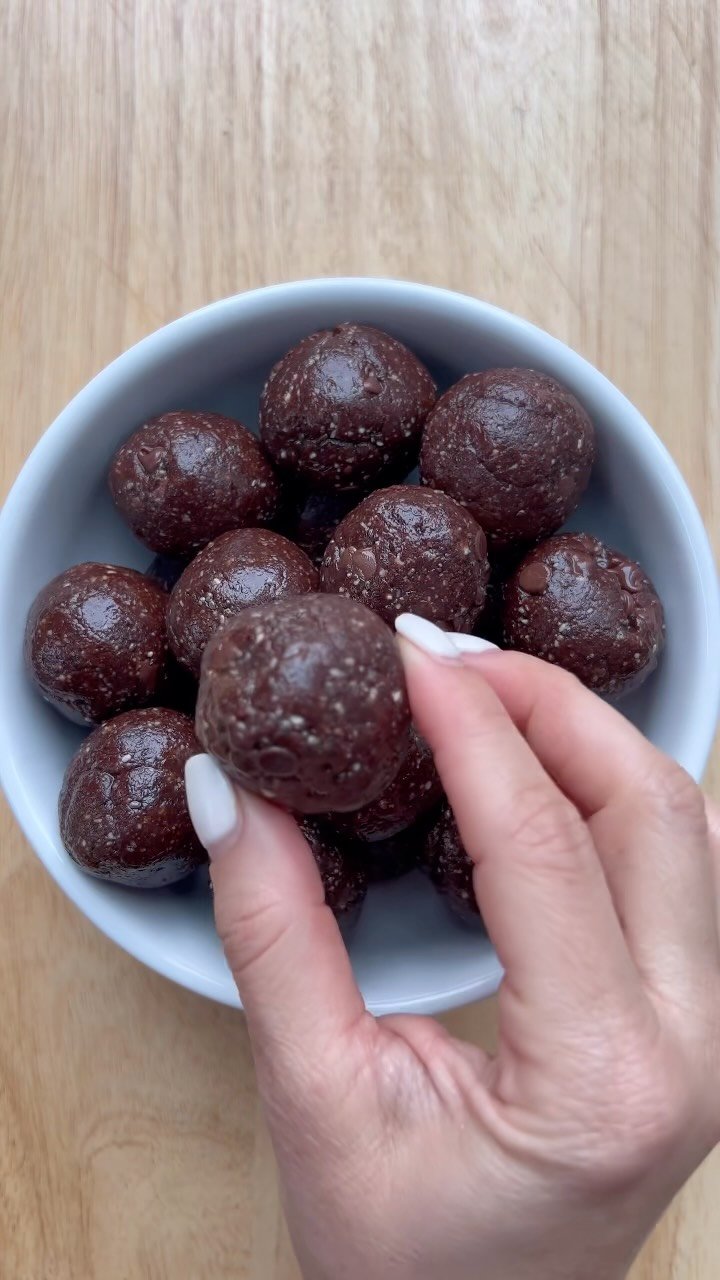 healthyfitnessmeals 게시물 이미지: I make these chocolate date energy balls more...