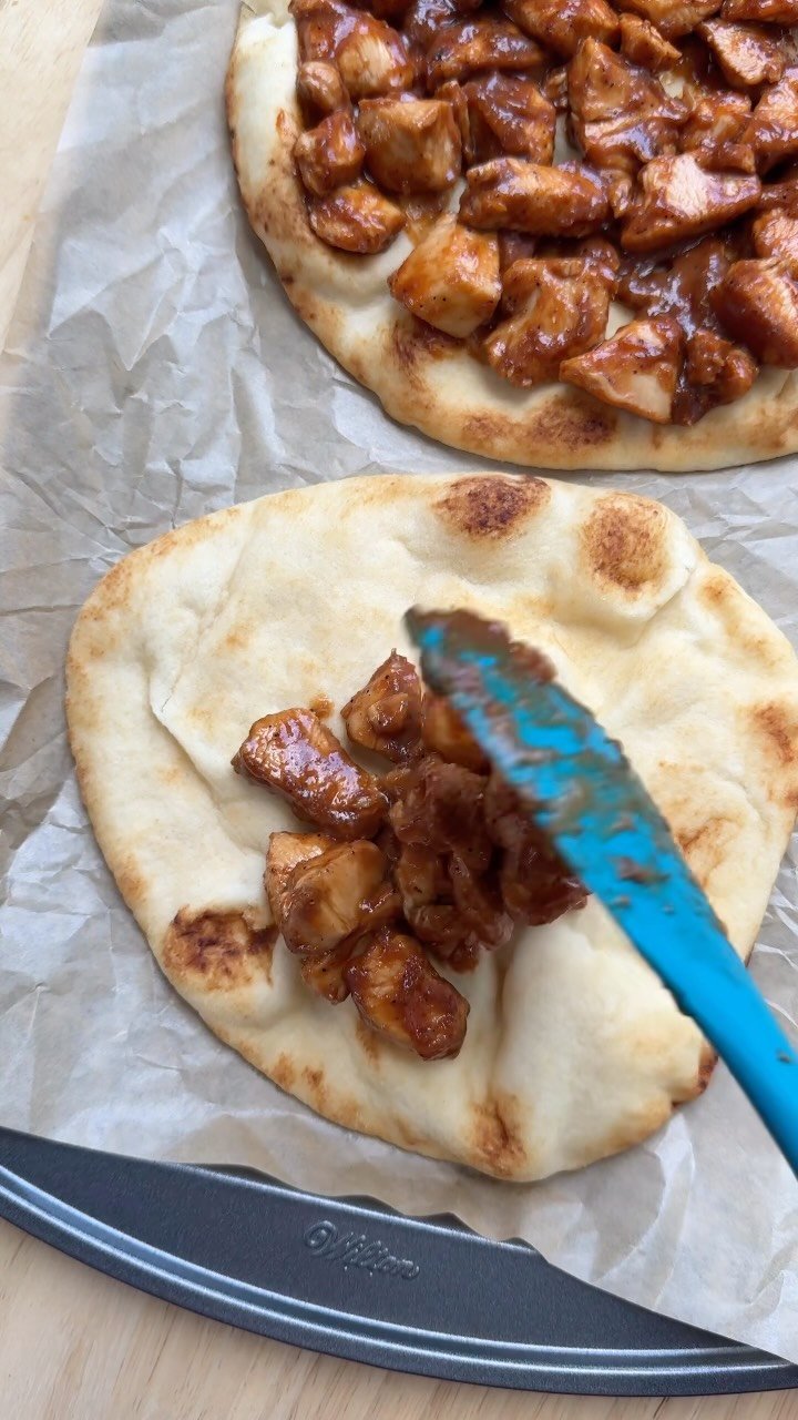 healthyfitnessmeals 게시물 이미지: We love these BBQ chicken flatbread so much....