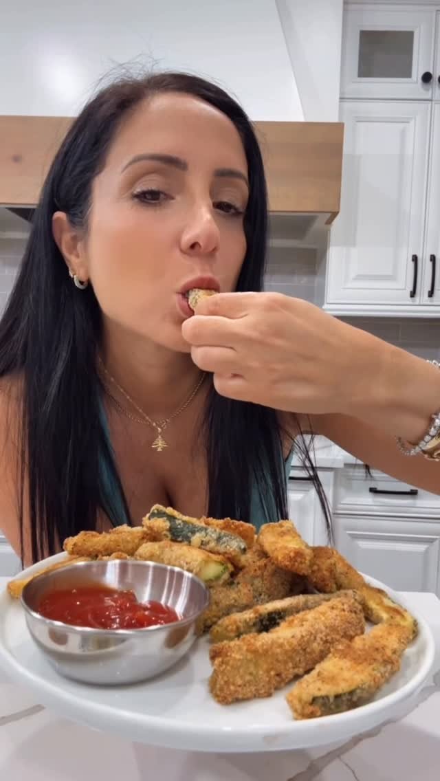 healthyfitnessmeals 게시물 이미지: Have you ever had zucchini fries? If you...