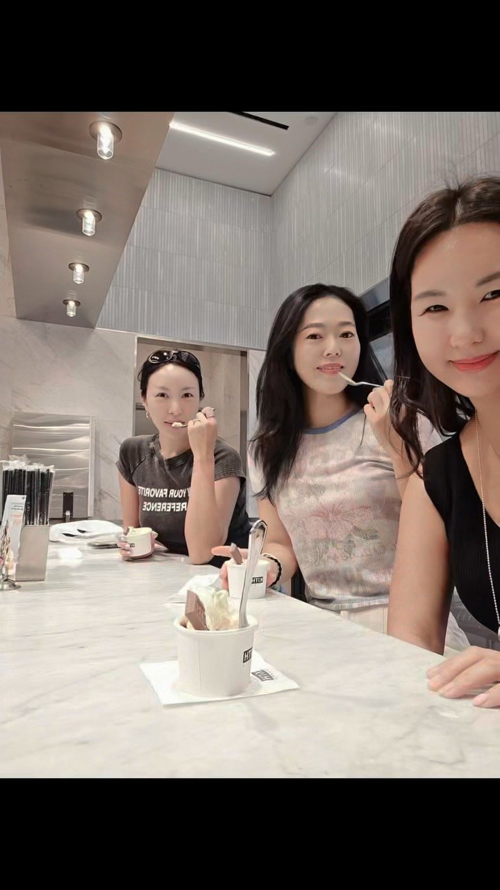 healthyhan_na 게시물 이미지: 시골아주미 성수에 가서 
평균연령 높여노코 와짜네😌

좋아하는 사람들과 낭비한...