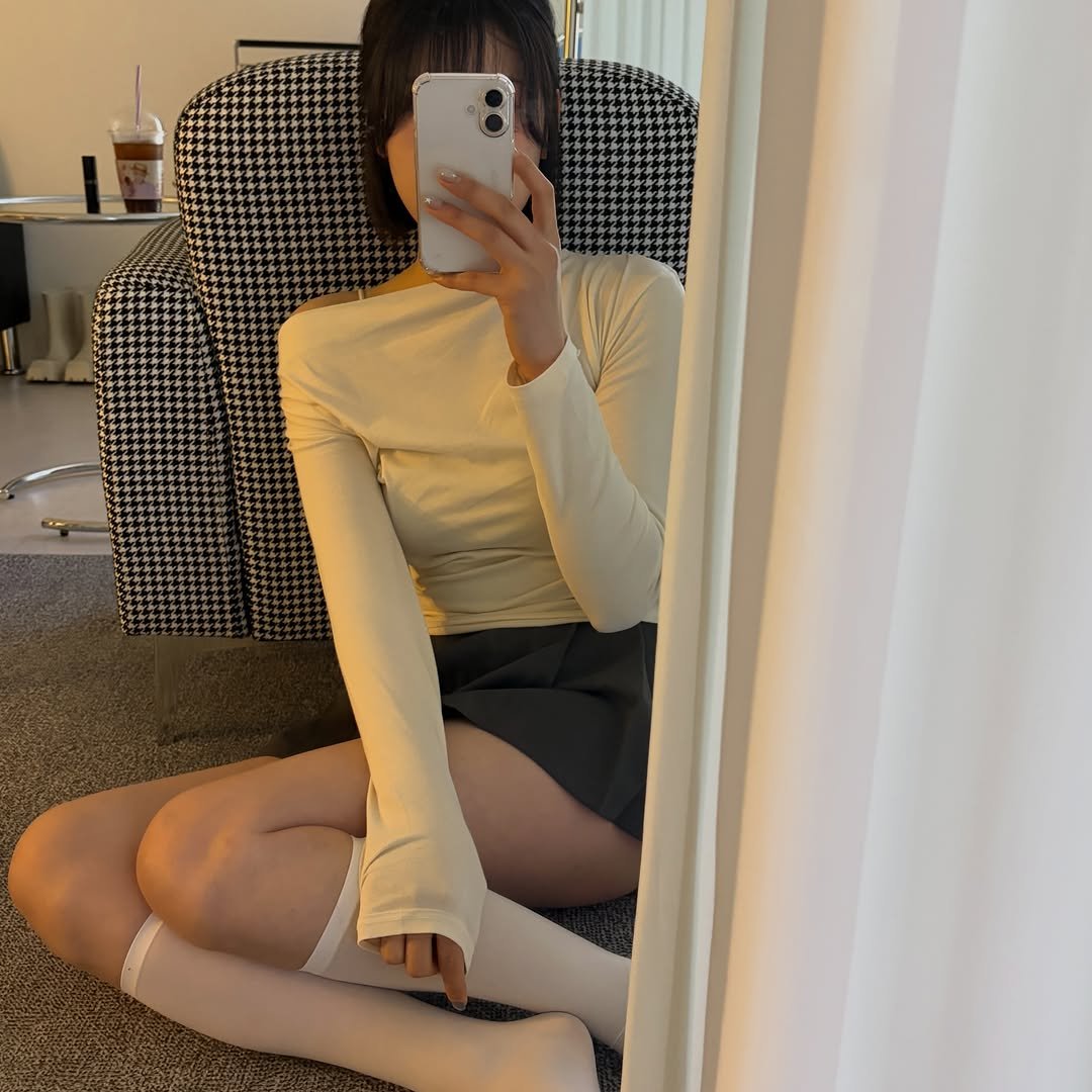 healxsu 게시물 이미지: 안녕하세요 즐거운 주말 되세요 ! 🫢 

피드 업로드 완료 ✨