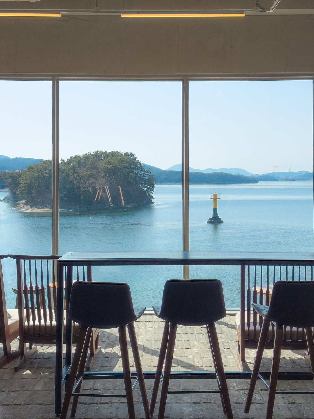 Photo by 리네 | 여행•카페•공간 on March 12, 2026. May be an image of deck chair and text.