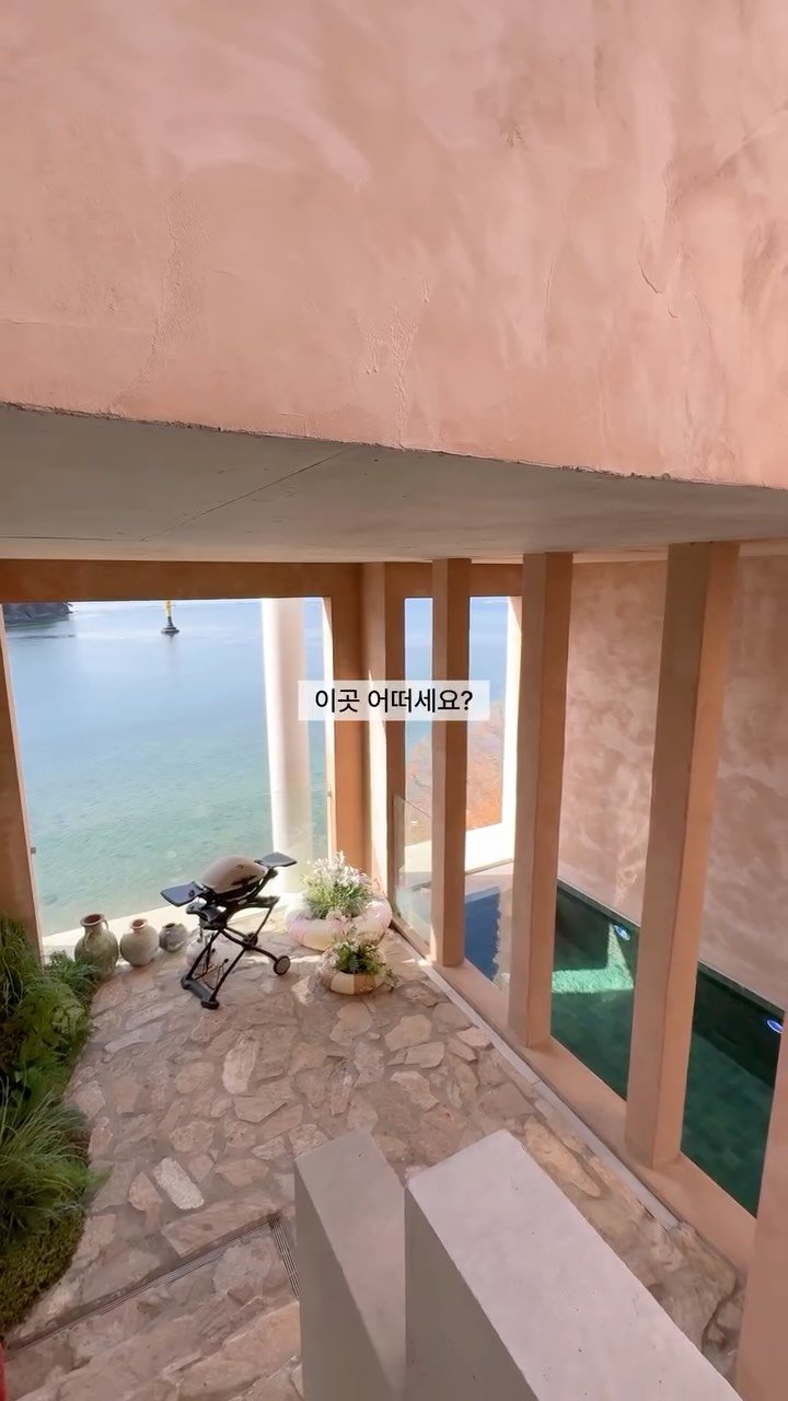 healynae 게시물 이미지: 부산 근교에 이런 유럽신전 느낌의 풀빌라는 아마 여기밖에 없을거에요..🩵...