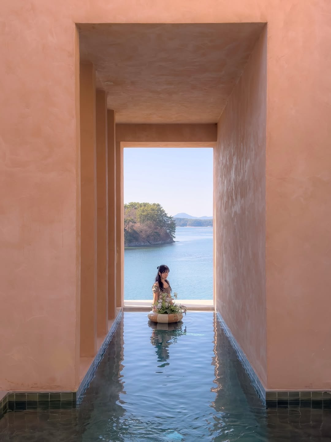 Photo by 리네 | 여행•카페•공간 on March 08, 2026. May be an image of pool and text.