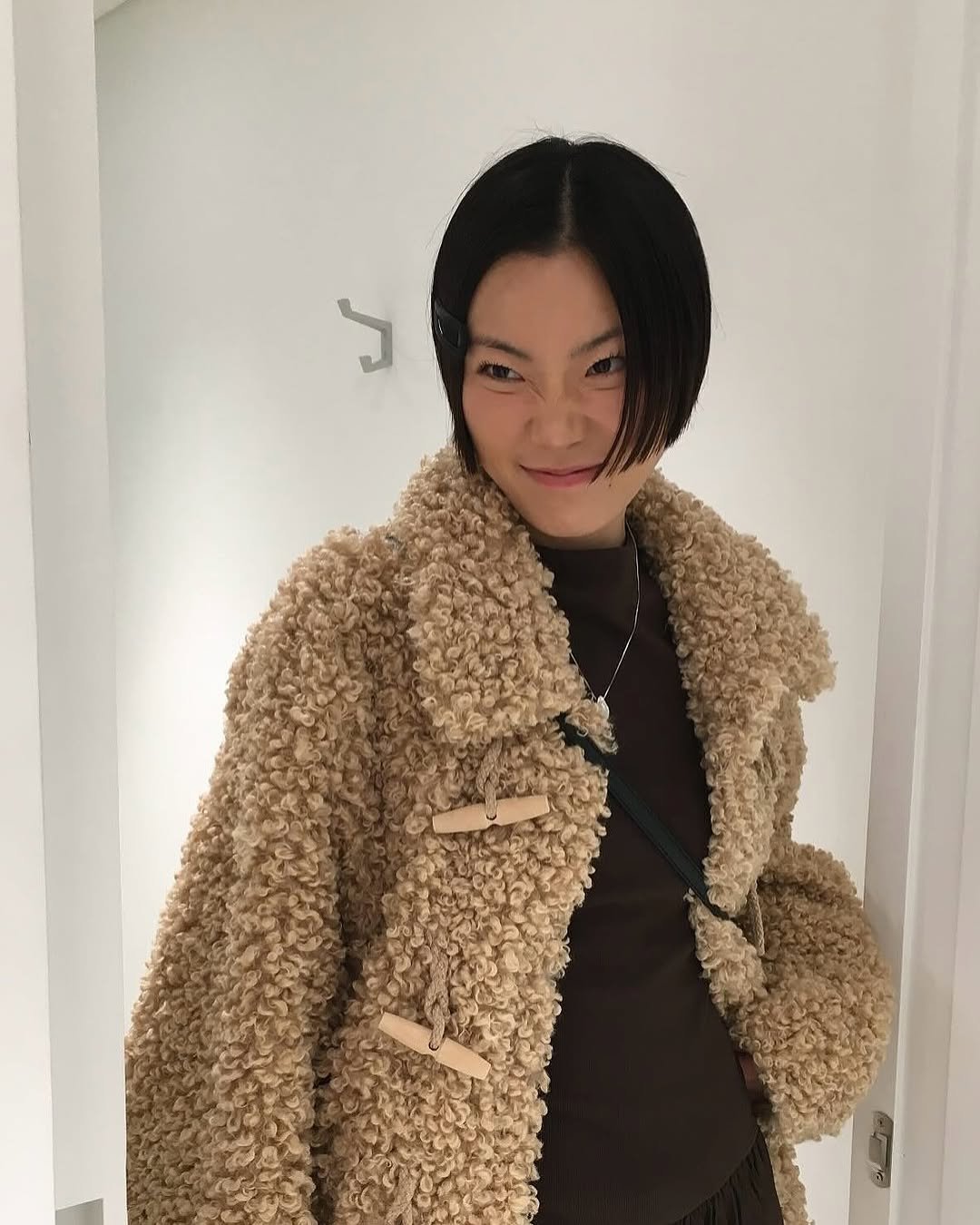 Photo by 청담동미용실 하츠도산 유진 on November 08, 2025. May be an image of duffle coat, overcoat, sable coat, turtleneck, parka and text.