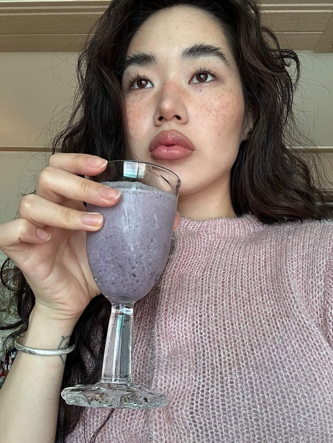 Photo by 청담동미용실 하츠도산 유진 on September 27, 2025. May be an image of 1 person, blueberries, juice, smoothie, chocolate milk and text.