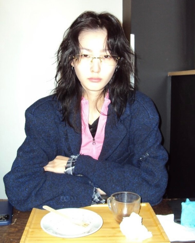 Photo by 청담동미용실 하츠도산 유진 on November 07, 2025. May be an image of one or more people, bangs, duffle coat, eyeglasses, cigarette, bolo tie, blazer, parka and text.