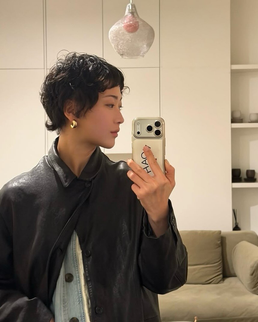 Photo by 청담동미용실 하츠도산 유진 on February 19, 2026. May be a selfie of one or more people, hair, duffle coat, mirror, jacket, parka and text.