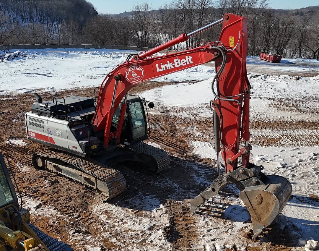 heavyequipment324 게시물 이미지: LinkBelt 300 on a hospital demolition site....