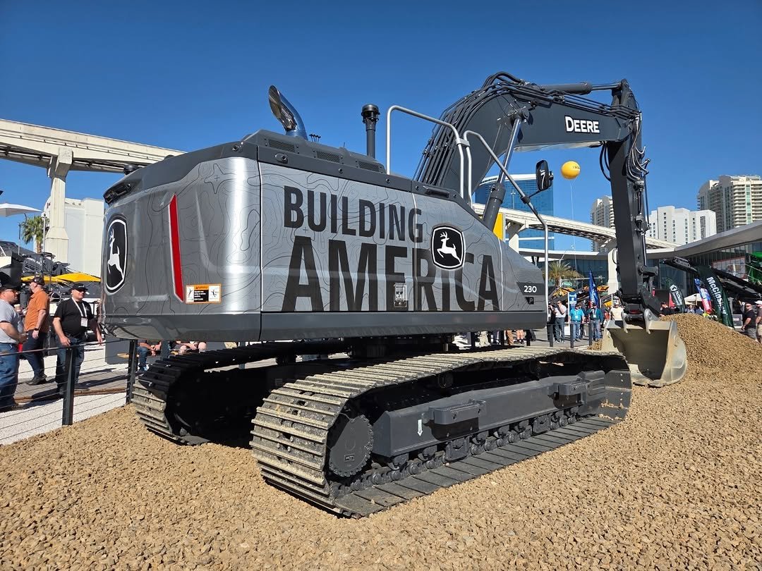 Photo by Josh on March 04, 2026. May be an image of crane and text that says 'DEERE 一ー FL BUILDING AMERICA 230 重魅 最出'.