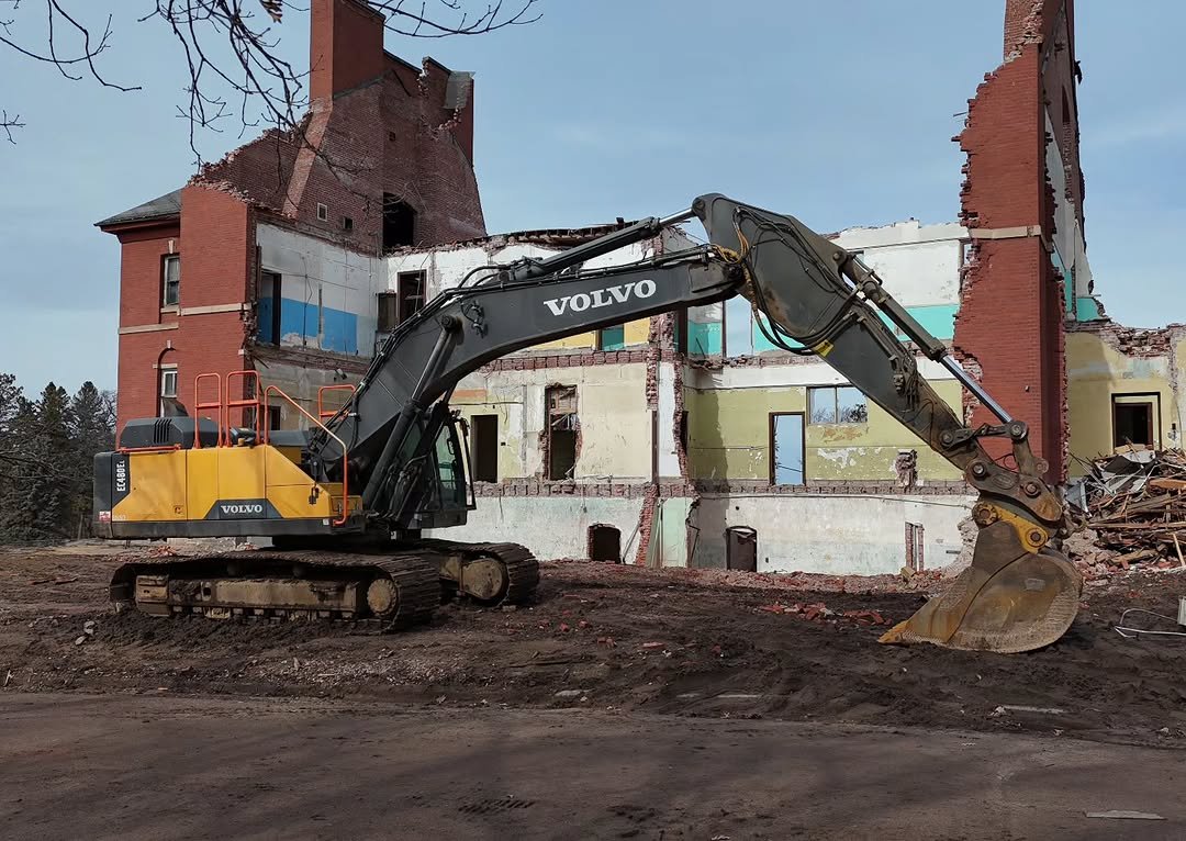 heavyequipment324 게시물 이미지: Volvo EC480E taking down an old hospital...
