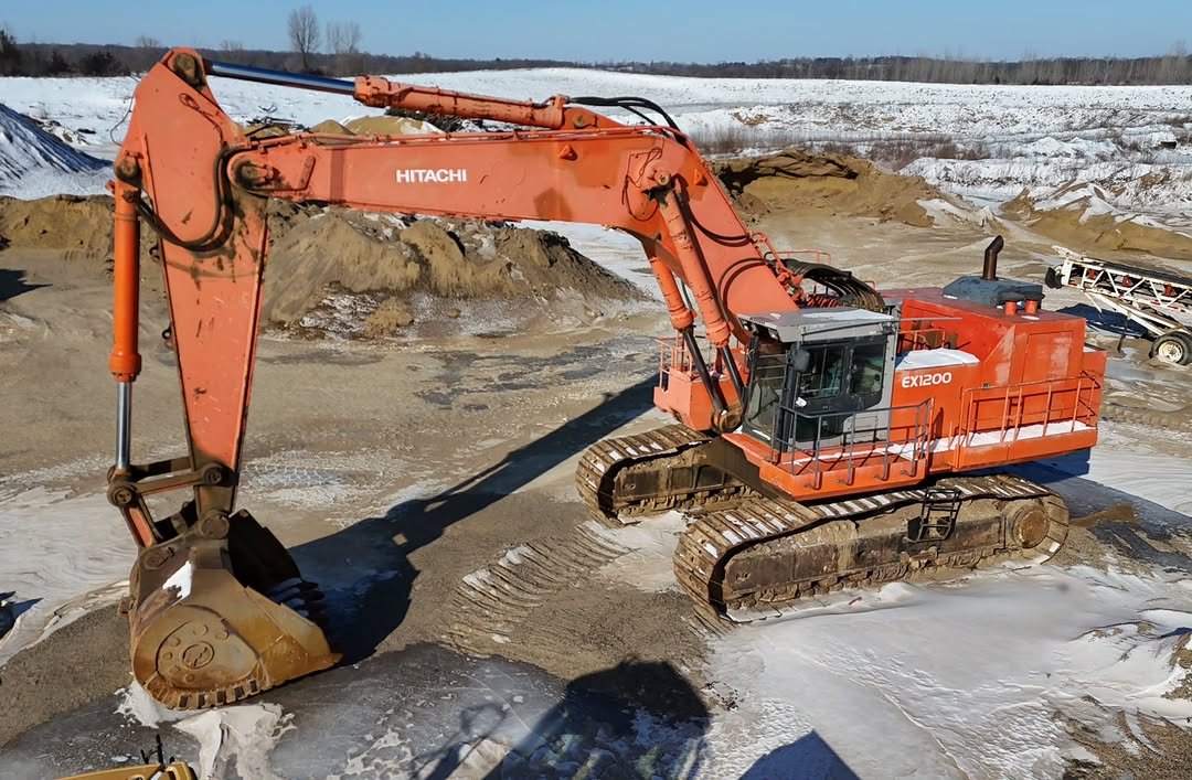 heavyequipment324 게시물 이미지: Hitachi EX1200 at a gravel...