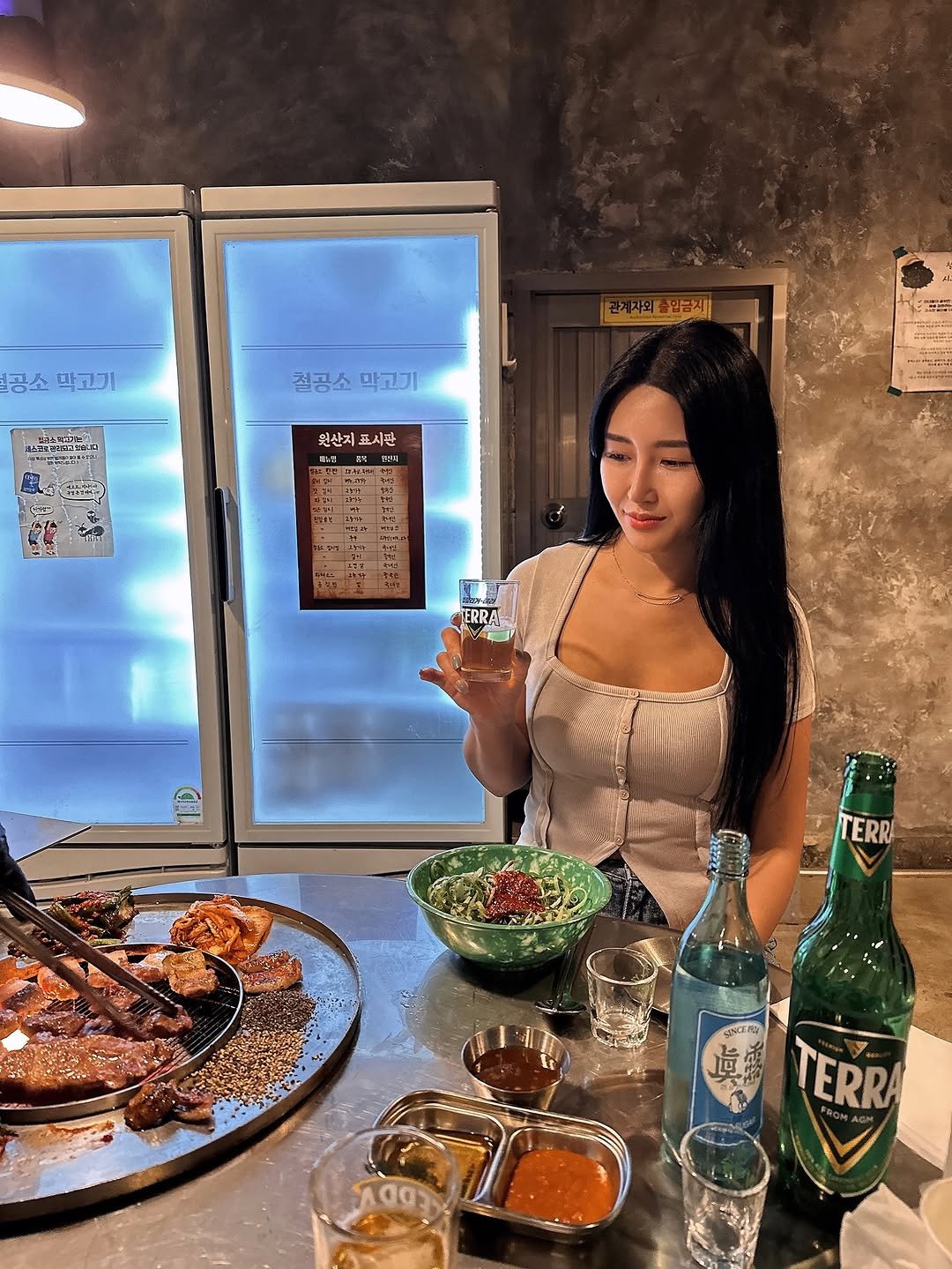 Photo by 희야 𝕙𝕖𝕖.𝕪𝕒 on April 30, 2025. May be an image of 1 person, beer, beer bottle, skewer and text that says '공소 공소막고기 막고기 관계자외술임능제 上吉でキ小口当 철공소 철공소막고기 막고기 3 수입방생 원산지표시판 표시판 원산지 買社 퍼티 최과는 :ู TERRA E TERR! CIN工商 逾 TERRA'.
