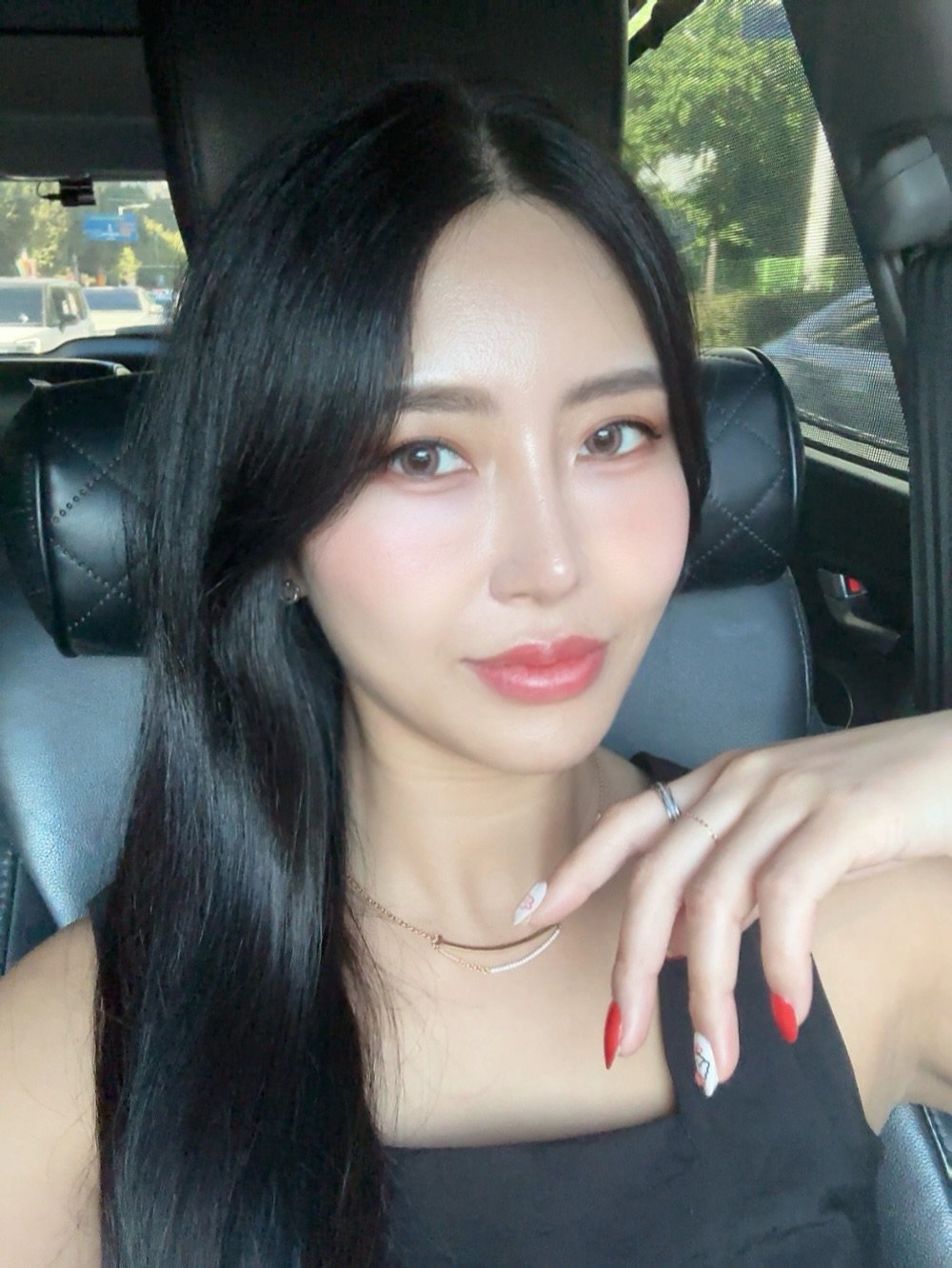 Photo by 희야 𝕙𝕖𝕖.𝕪𝕒 on August 09, 2025. May be a selfie of 1 person, lipstick, hair, limousine and text.