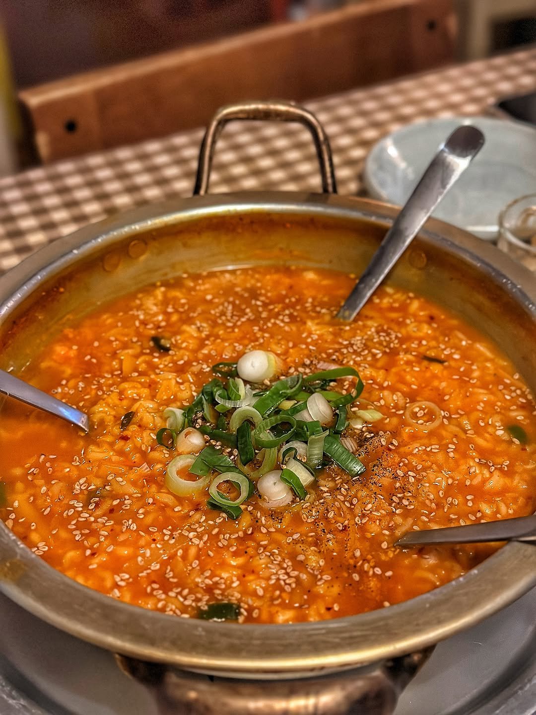 Photo by 희야 𝕙𝕖𝕖.𝕪𝕒 on April 24, 2025. May be an image of congee, tofu, stew, vegetable, pot and text.