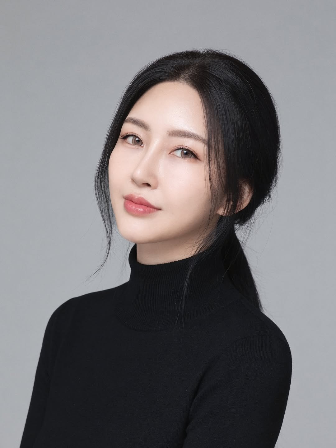 Photo by daily by 희야 on February 17, 2026. May be an image of one or more people, hair, makeup, top, turtleneck and text.