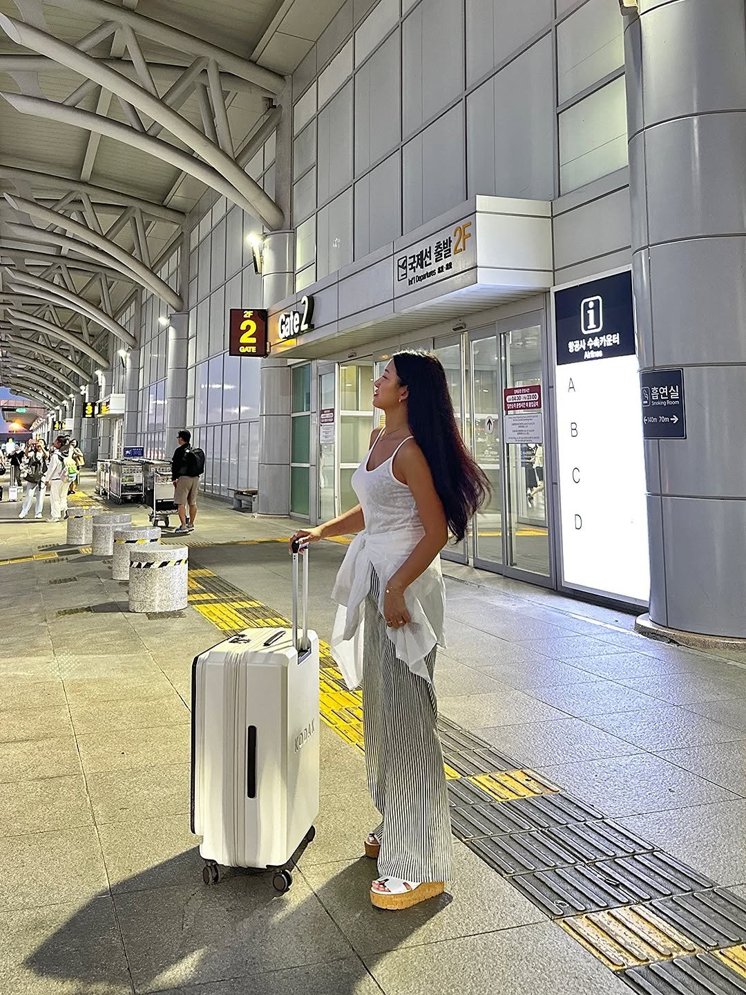 Photo by 희야 𝕙𝕖𝕖.𝕪𝕒 on August 13, 2025. May be an image of 3 people, suitcase, luggage, terminal and text.