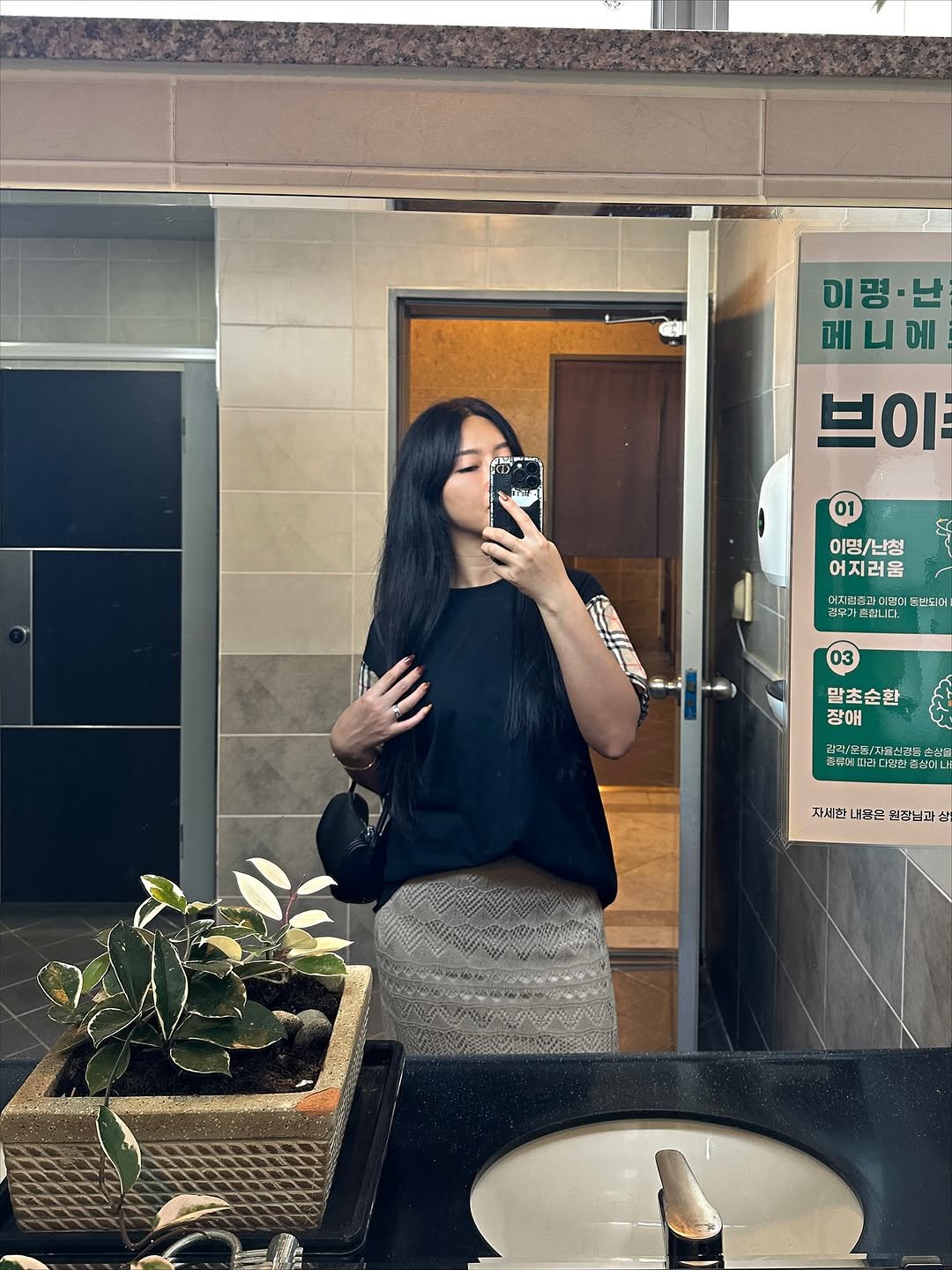 Photo by 희야 𝕙𝕖𝕖.𝕪𝕒 on September 23, 2025. May be an image of 1 person, mirror and text.