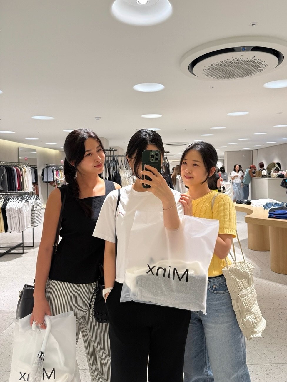 Photo by 희야 𝕙𝕖𝕖.𝕪𝕒 on July 26, 2025. May be an image of 5 people, hair and text that says 't0 XAiM XM M Xl'.