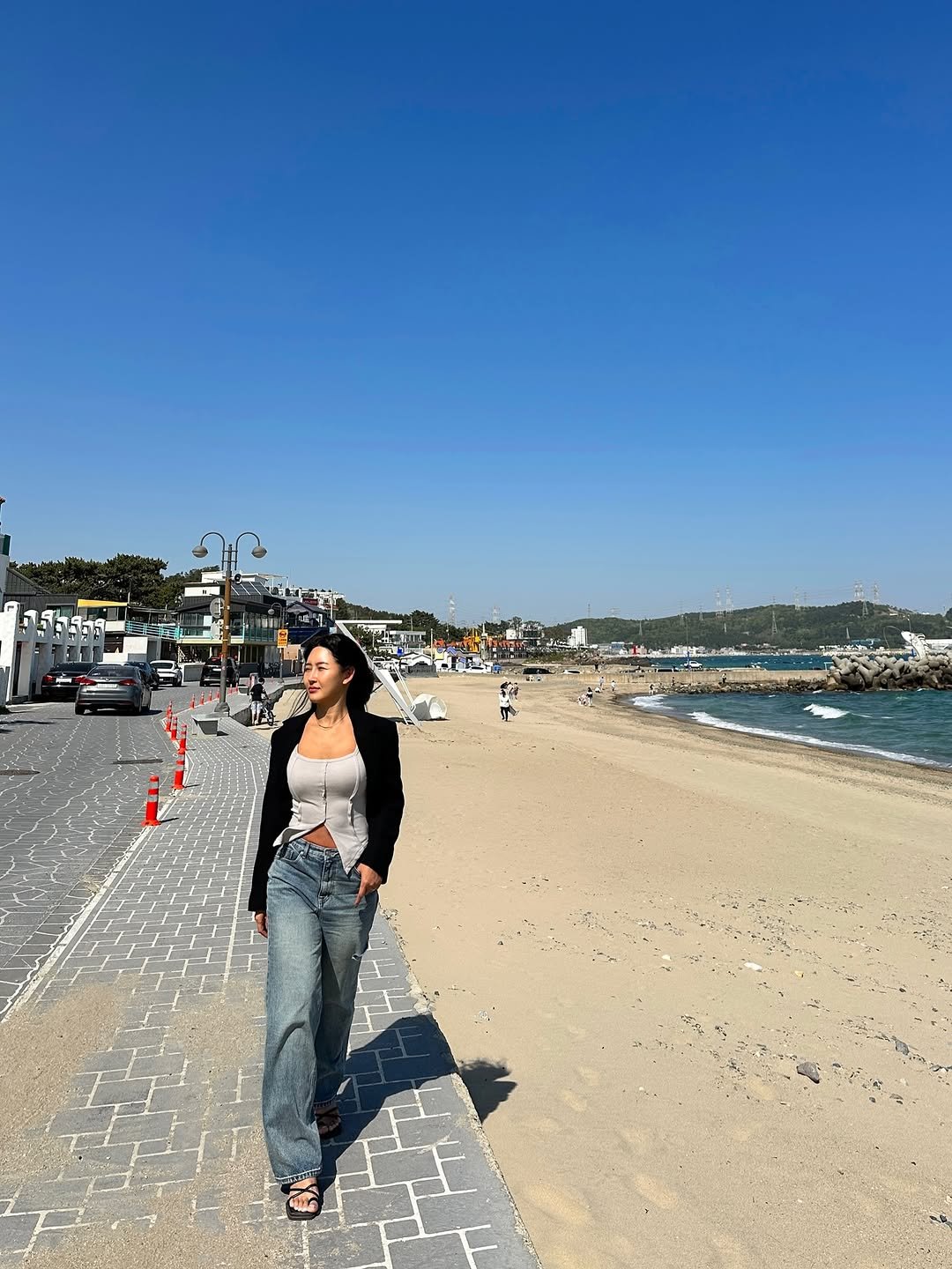 Photo by 희야 𝕙𝕖𝕖.𝕪𝕒 on April 30, 2025. May be an image of 2 people, beach, ocean, coast and text.