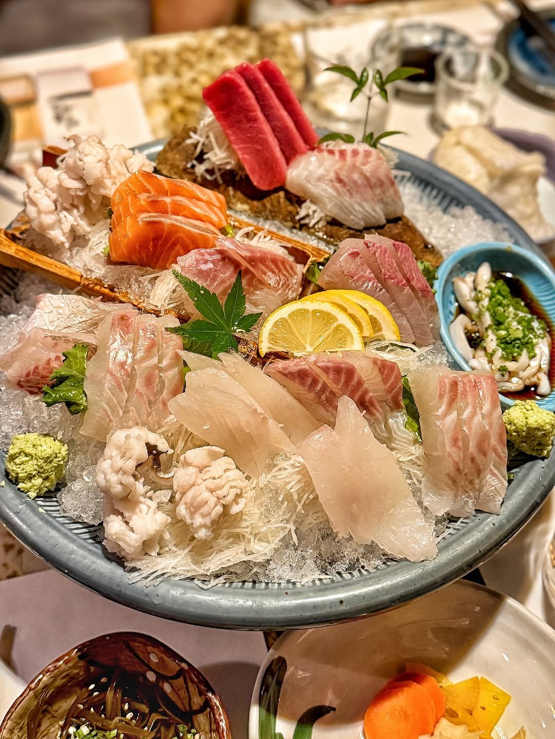 Photo by 희야 𝕙𝕖𝕖.𝕪𝕒 on November 08, 2025. May be an image of sashimi, sushi, platter and text.