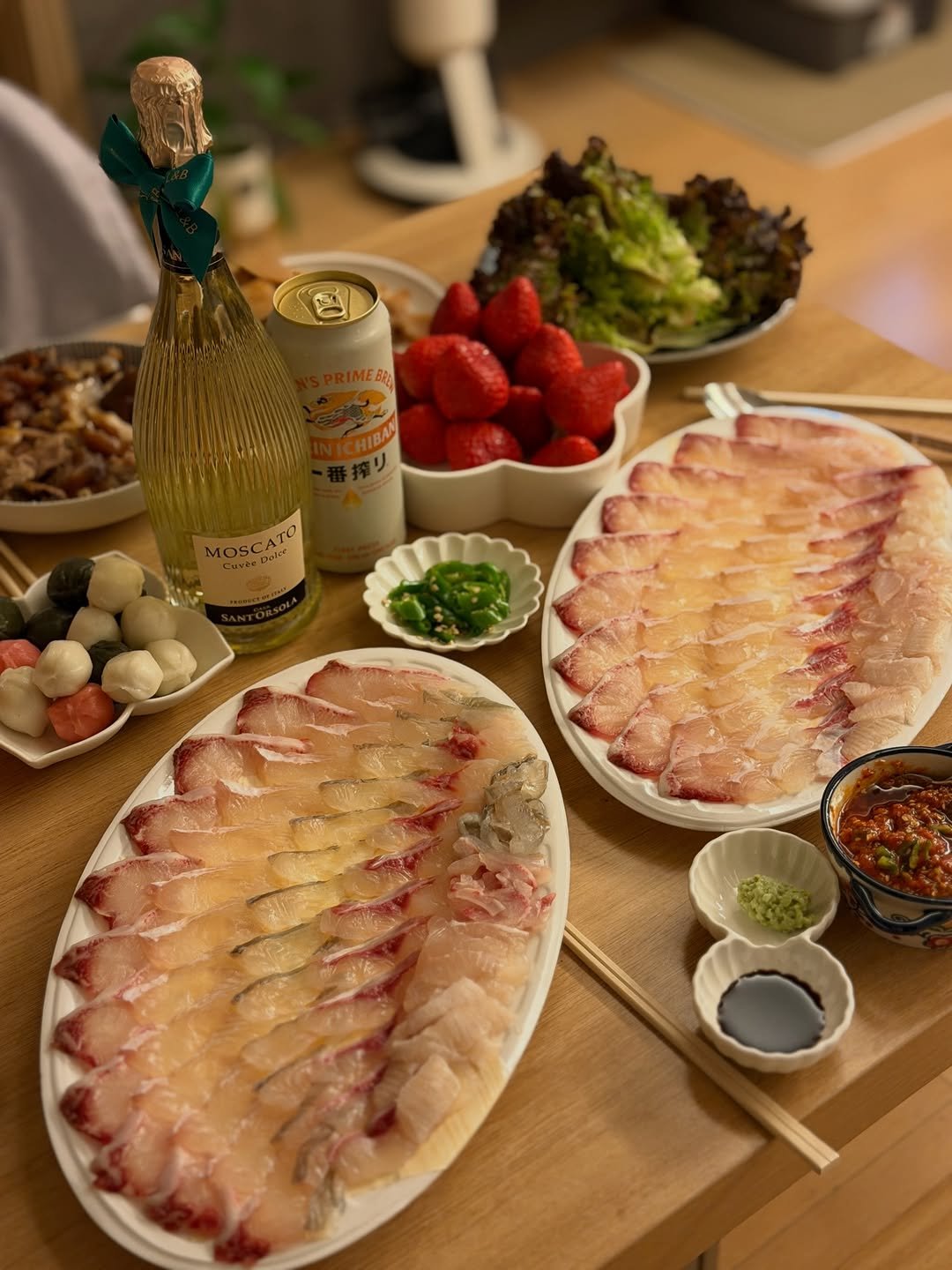 Photo by 희야 𝕙𝕖𝕖.𝕪𝕒 on February 15, 2026. May be an image of sashimi and text.