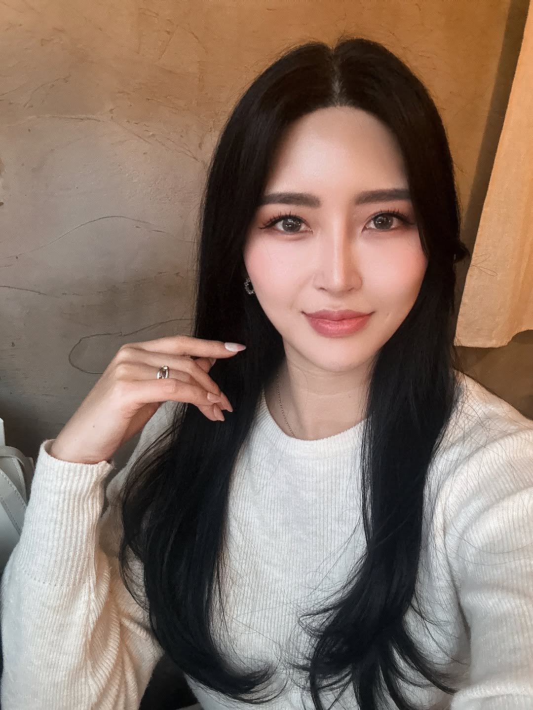 Photo by 희야 𝕙𝕖𝕖.𝕪𝕒 on April 24, 2025. May be a selfie of 1 person, hair, lipstick, makeup, turtleneck, top and text.