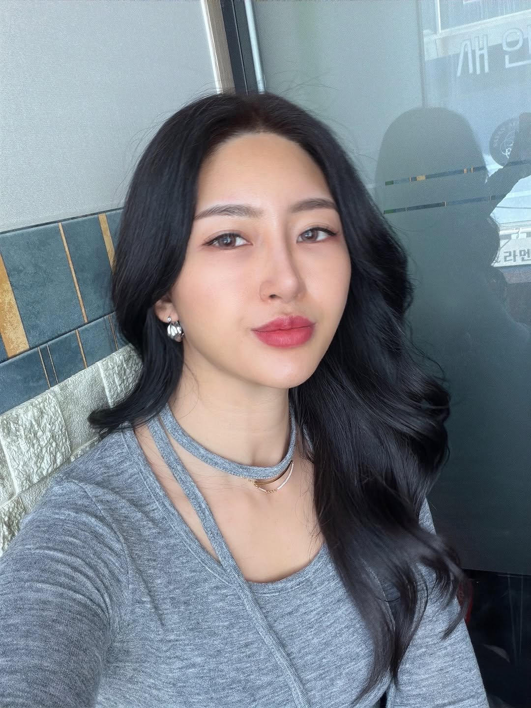Photo by 희야 𝕙𝕖𝕖.𝕪𝕒 in 부산의중심 서면. May be a selfie of one or more people, lipstick, long hair, people smiling, necklace and text.