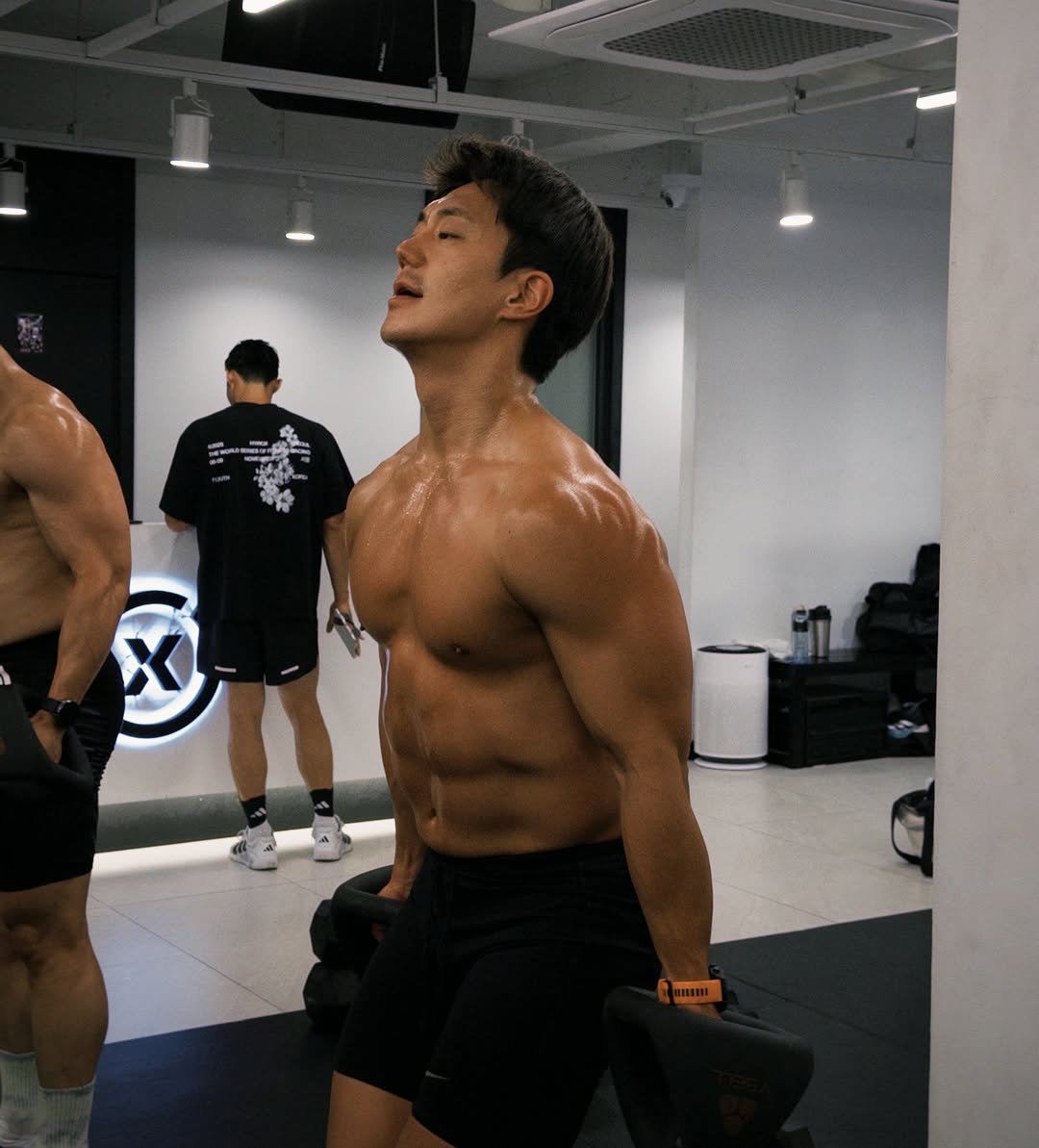 heecheon__lee 게시물 이미지: 사람들은 자신의 잠재력을 과대평가하고
반복의 힘은 과소평가합니다..

잠재력도 결국...