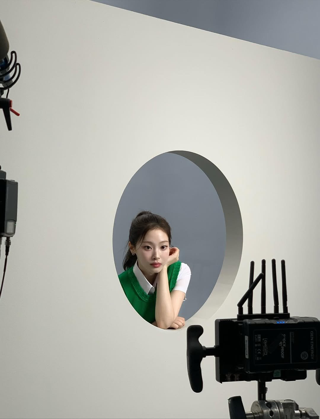 Photo by 최희진 on November 17, 2025. May be an image of one or more people, hair, camera, mirror, tripod and text.