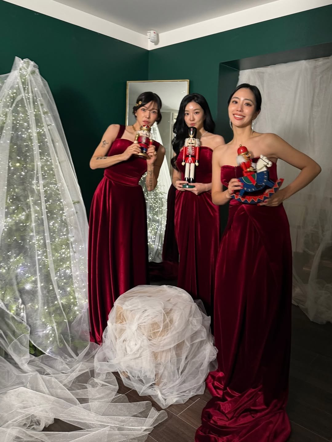 Photo shared by 강희재 on December 03, 2025 tagging @sochanelso, @bk_kimm, @choimoon_artisan, @andrewkwon_studio, and @bennette.official. May be an image of dress, wedding and text.